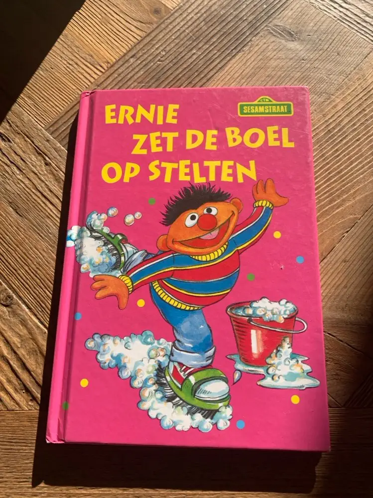 Ernie zet de boel oo stelten